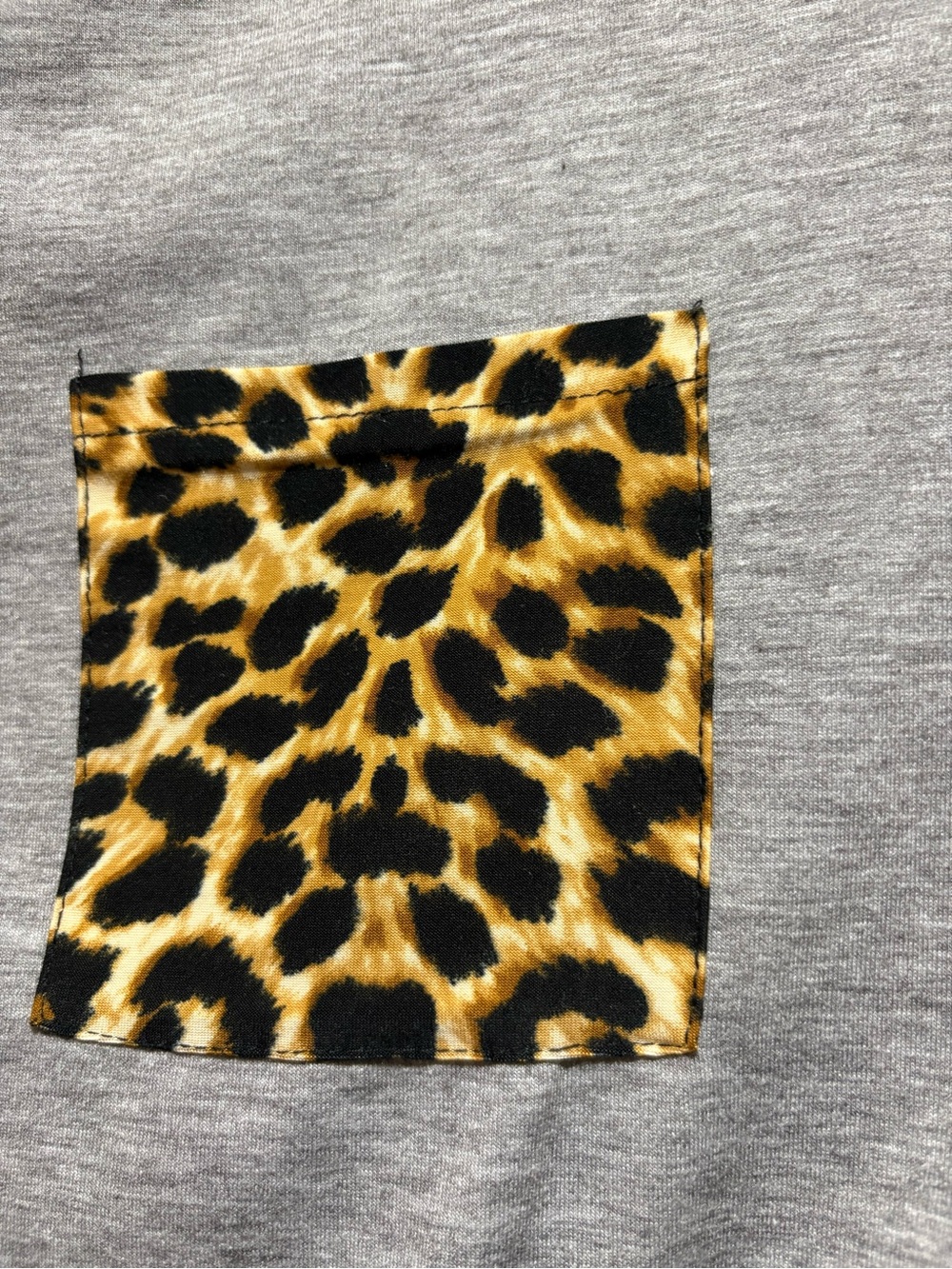 Cnokzol Women’s Size XL Grey Twist-Hem Long Sleeve Tee with Leopard Pocket - Picture 5 of 5